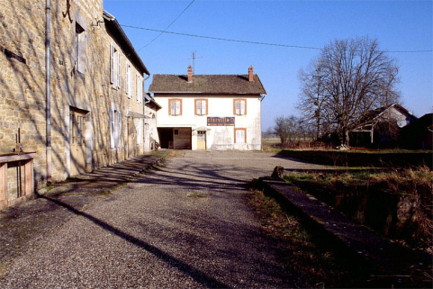 De gauche à droite : atelier de fabrication, logement patronal et parties agricoles, logement d'ouvriers, remise à automobile. © Région Bourgogne-Franche-Comté, Inventaire du patrimoine