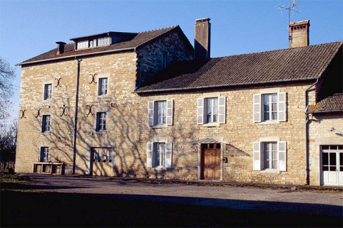 Façade antérieure de trois quarts droite. © Région Bourgogne-Franche-Comté, Inventaire du patrimoine