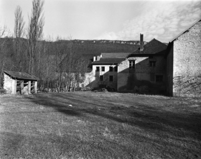 Façade ouest.De gauche à droite : ferme, logement, atelier de fabrication et bergerie. © Région Bourgogne-Franche-Comté, Inventaire du patrimoine
