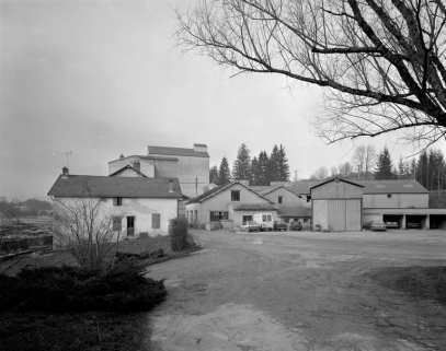 De gauche à droite : logement d'ouvriers, atelier de réparation et remises à automobiles. © Région Bourgogne-Franche-Comté, Inventaire du patrimoine