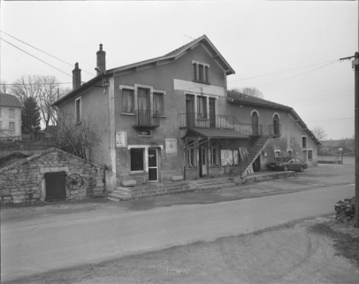 Façade antérieure de trois quarts gauche. © Région Bourgogne-Franche-Comté, Inventaire du patrimoine