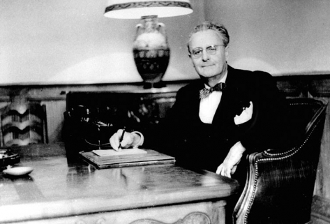 Ferdinand Fillod à son bureau. © Région Bourgogne-Franche-Comté, Inventaire du patrimoine