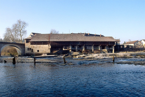 Façade de l'atelier de fabrication sur la rivière de l'Ain. © Région Bourgogne-Franche-Comté, Inventaire du patrimoine