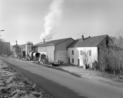 Usine de farine de bois depuis le nord-est.De gauche à droite : entrepôt industriel, atelier de fabrication et logement. © Région Bourgogne-Franche-Comté, Inventaire du patrimoine