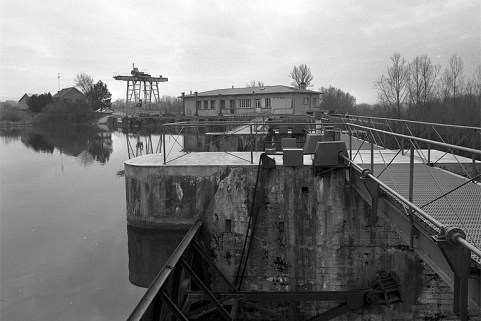 De gauche à droite :logement, pont roulant, salle des machines, barrage et vannes-secteur au premier plan. © Région Bourgogne-Franche-Comté, Inventaire du patrimoine