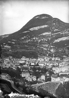 Vue d'ensemble de la ville depuis le sud-ouest, avec le Pont central en construction. © Région Bourgogne-Franche-Comté, Inventaire du patrimoine