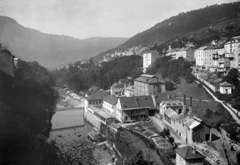 [Vue d'ensemble de l'usine depuis le Pont de pierre]. © Région Bourgogne-Franche-Comté, Inventaire du patrimoine
