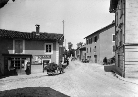 Café, logement patronal et logement d'ouvriers. © Région Bourgogne-Franche-Comté, Inventaire du patrimoine