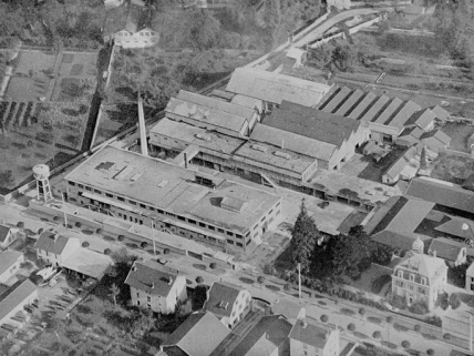 [Vue aérienne des Fromageries Bel à Lons le Saunier]. © Région Bourgogne-Franche-Comté, Inventaire du patrimoine