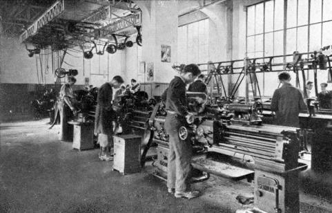 L'atelier de mécanique (tournage), décennie 1940. © Région Bourgogne-Franche-Comté, Inventaire du patrimoine L'atelier de mécanique (tournage), décennie 1940. © Région Bourgogne-Franche-Comté, Inventaire du patrimoine