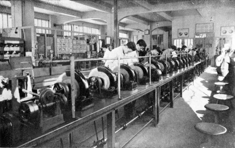 L'atelier d'optique - Lunetterie, décennie 1940. © Région Bourgogne-Franche-Comté, Inventaire du patrimoine L'atelier d'optique - Lunetterie, décennie 1940. © Région Bourgogne-Franche-Comté, Inventaire du patrimoine