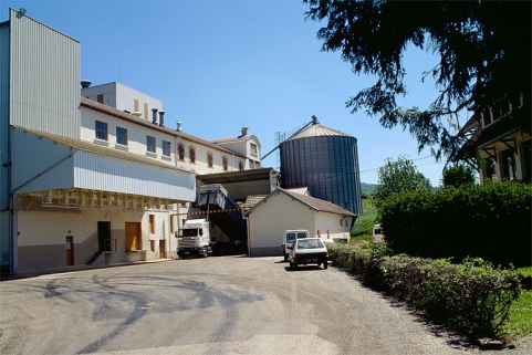 Atelier de fabrication et silos depuis l'entrée. © Région Bourgogne-Franche-Comté, Inventaire du patrimoine
