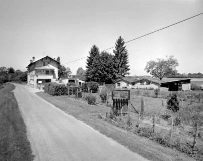 Vue d'ensemble depuis l'est. © Région Bourgogne-Franche-Comté, Inventaire du patrimoine Vue d'ensemble depuis l'est. © Région Bourgogne-Franche-Comté, Inventaire du patrimoine