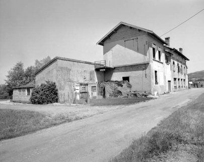 Logement et atelier de fabrication depuis l'ouest. © Région Bourgogne-Franche-Comté, Inventaire du patrimoine Logement et atelier de fabrication depuis l'ouest. © Région Bourgogne-Franche-Comté, Inventaire du patrimoine