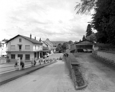 Atelier de réparation, remise, bureau et atelier de conditionnement depuis l'ouest. © Région Bourgogne-Franche-Comté, Inventaire du patrimoine Atelier de réparation, remise, bureau et atelier de conditionnement depuis l'ouest. © Région Bourgogne-Franche-Comté, Inventaire du patrimoine