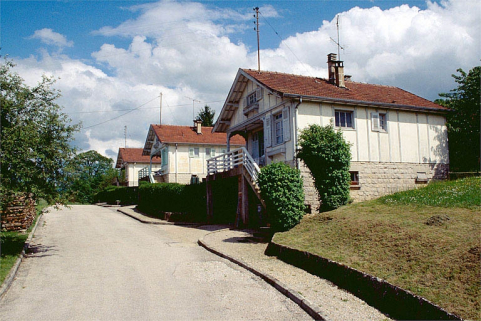 Logements d'ouvriers depuis l'ouest. © Région Bourgogne-Franche-Comté, Inventaire du patrimoine Logements d'ouvriers depuis l'ouest. © Région Bourgogne-Franche-Comté, Inventaire du patrimoine