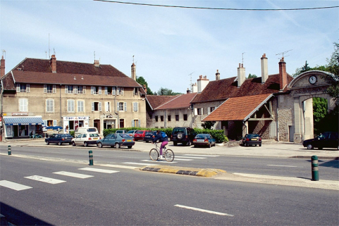Logements d'ouvriers, bureau et portail. © Région Bourgogne-Franche-Comté, Inventaire du patrimoine