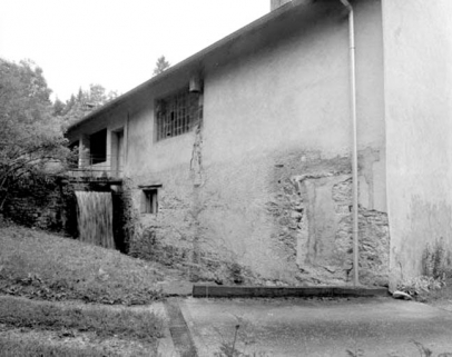 Façade postérieure de l'atelier de fabrication et canal. © Région Bourgogne-Franche-Comté, Inventaire du patrimoine