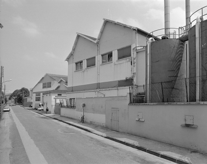 De gauche à droite : entrepôt industriel, atelier de fabrication de l'emballage et réservoirs industriels. © Région Bourgogne-Franche-Comté, Inventaire du patrimoine