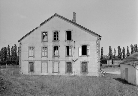 Façade postérieure du logement patronal et bureau. © Région Bourgogne-Franche-Comté, Inventaire du patrimoine Façade postérieure du logement patronal et bureau. © Région Bourgogne-Franche-Comté, Inventaire du patrimoine