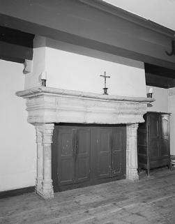 La cheminée de l'ancienne chambre du prieur, actuellement sacristie. © Région Bourgogne-Franche-Comté, Inventaire du patrimoine
