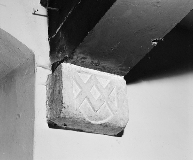 Armoiries sur un culot de l'ancienne chambre du prieur, actuellement sacristie. © Région Bourgogne-Franche-Comté, Inventaire du patrimoine