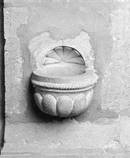 Bénitier encastré dans la nef, vu de face. © Région Bourgogne-Franche-Comté, Inventaire du patrimoine