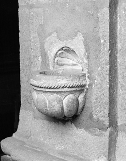 Bénitier encastré dans la nef, vu de trois quarts. © Région Bourgogne-Franche-Comté, Inventaire du patrimoine