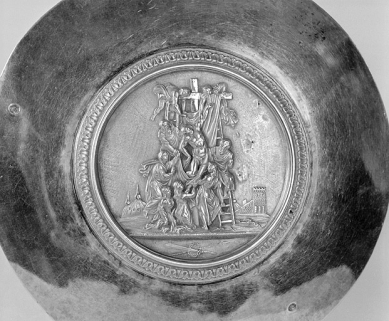 La descente de croix sur la patène. © Région Bourgogne-Franche-Comté, Inventaire du patrimoine