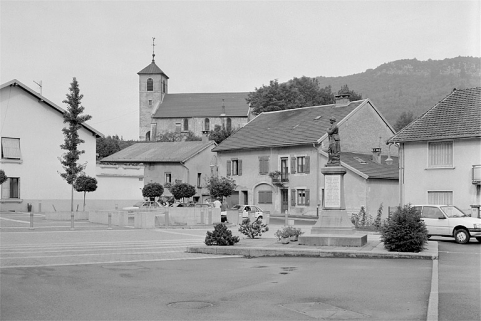 Vue de l'église depuis la place du village. © Région Bourgogne-Franche-Comté, Inventaire du patrimoine