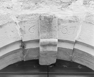 Date sur la clef de l'arc d'entrée de la nef. © Région Bourgogne-Franche-Comté, Inventaire du patrimoine