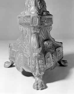 Le pied d'un chandelier vu de profil. © Région Bourgogne-Franche-Comté, Inventaire du patrimoine