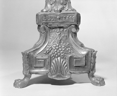 Le pied d'un chandelier vu du côté du raisin. © Région Bourgogne-Franche-Comté, Inventaire du patrimoine