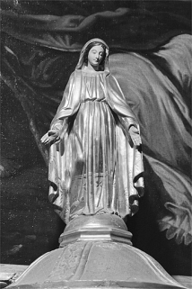 Statuette de la Vierge de l'Immaculée Conception au sommet du tabernacle. © Région Bourgogne-Franche-Comté, Inventaire du patrimoine