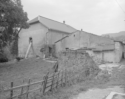 Face est de la ferme portant l'inscription « café de la gare ». © Région Bourgogne-Franche-Comté, Inventaire du patrimoine