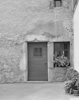 Porte d'accès avec linteau en accolade. © Région Bourgogne-Franche-Comté, Inventaire du patrimoine