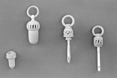 Exemples de travail de l'ivoire. © Région Bourgogne-Franche-Comté, Inventaire du patrimoine