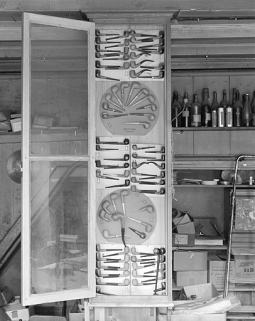 Vitrine de 1930 présentant les pipes fabriquées par l'usine Mermillon. © Région Bourgogne-Franche-Comté, Inventaire du patrimoine