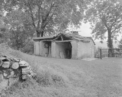 Le fournil et à sa gauche le bûcher. © Région Bourgogne-Franche-Comté, Inventaire du patrimoine
