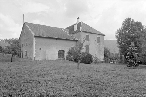 Vue générale de la demeure et de la ferme depuis le parc. © Région Bourgogne-Franche-Comté, Inventaire du patrimoine