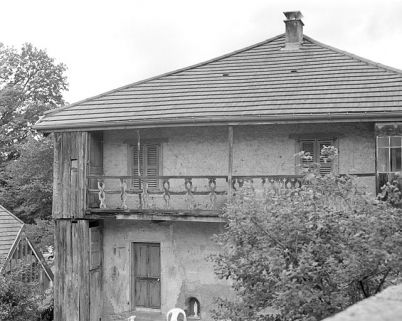 Balcon en galerie sur la façade antérieure. © Région Bourgogne-Franche-Comté, Inventaire du patrimoine