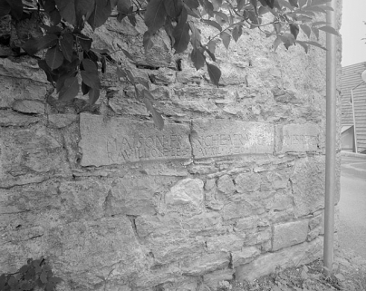 Inscription portée sur la face ouest de la ferme. © Région Bourgogne-Franche-Comté, Inventaire du patrimoine
