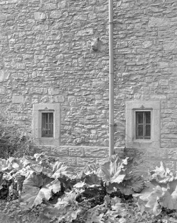 Façade postérieure, détail de deux fenêtres et d'une sculpture portée sur le mur. © Région Bourgogne-Franche-Comté, Inventaire du patrimoine