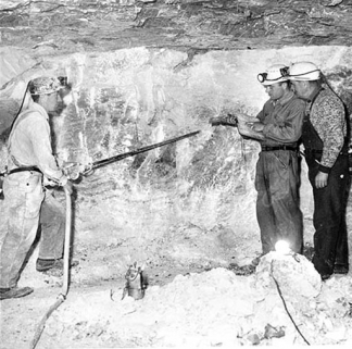 [Front de taille dans la carrière de gypse]. © Région Bourgogne-Franche-Comté, Inventaire du patrimoine