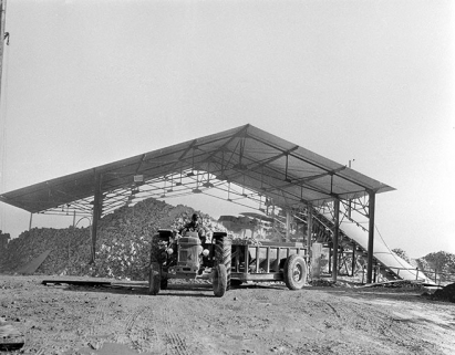 [Entrepôt industriel et transport des blocs de gypse par tracteur et remorque]. © Région Bourgogne-Franche-Comté, Inventaire du patrimoine