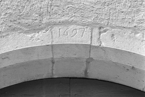 Date portée sur la porte de la grange haute. © Région Bourgogne-Franche-Comté, Inventaire du patrimoine