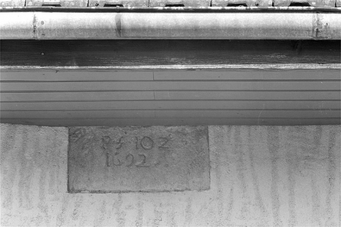 Pierre portant la date 1692, sur la façade antérieure. © Région Bourgogne-Franche-Comté, Inventaire du patrimoine