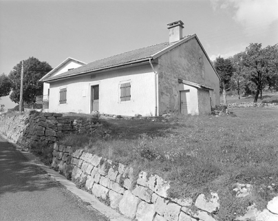 Façade antérieure et face droite. © Région Bourgogne-Franche-Comté, Inventaire du patrimoine