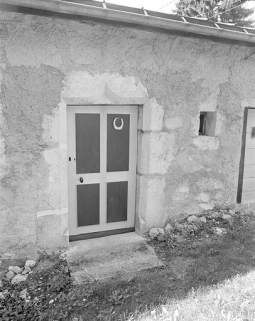 Porte d'accès au logis avec linteau en accolade. © Région Bourgogne-Franche-Comté, Inventaire du patrimoine
