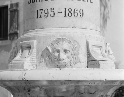 Tête de lion sur la base de la colonne. © Région Bourgogne-Franche-Comté, Inventaire du patrimoine
